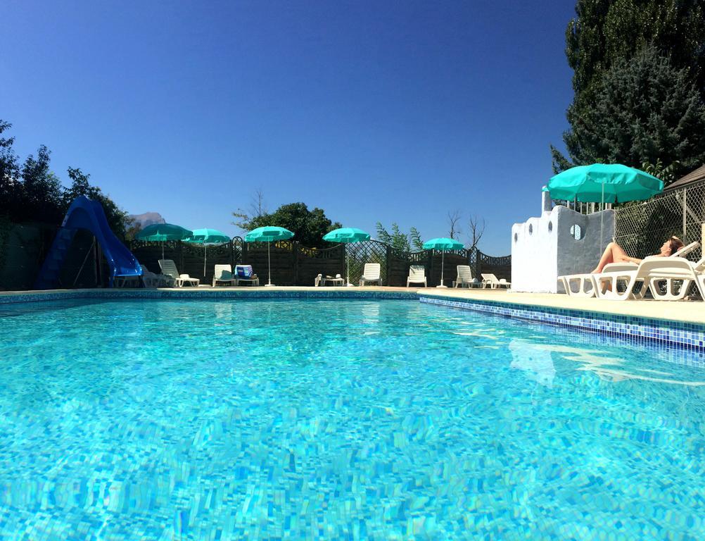 Camping Les Grillons Embrun Bagian luar foto