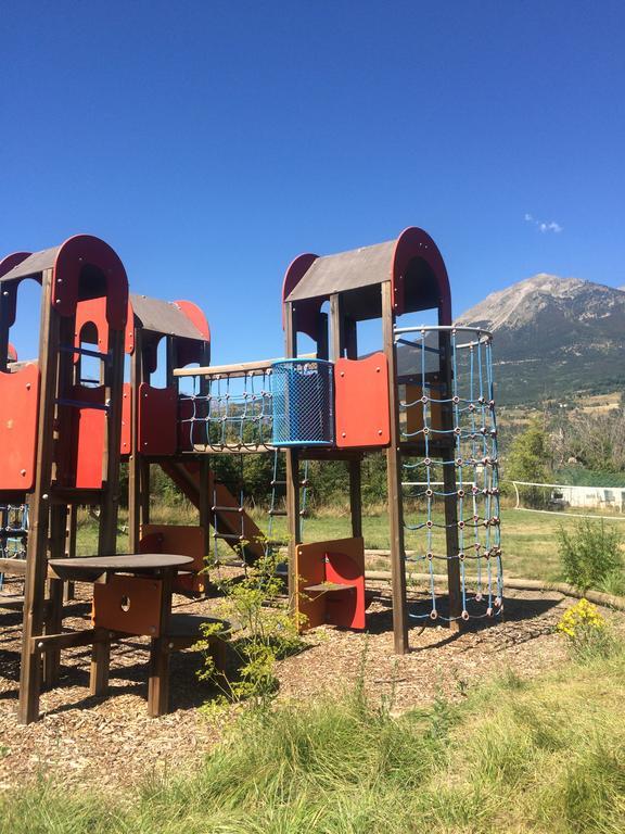 Camping Les Grillons Embrun Bagian luar foto